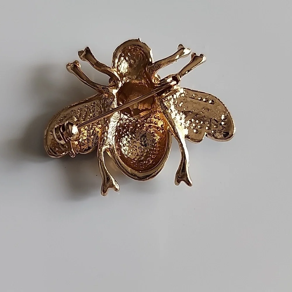 Brooch Bumble Bee Brooch Beautiful Enamal wings & Stunning  crystals
